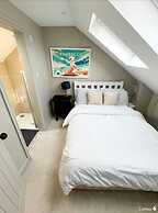 3 Bed Home - Sleeps 6, Garden, Pets and Very Central