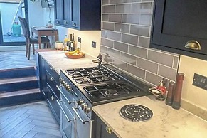 3 Bed Home - Sleeps 6, Garden, Pets and Very Central