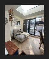 3 Bed Home - Sleeps 6, Garden, Pets and Very Central