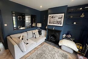 3 Bed Home - Sleeps 6, Garden, Pets and Very Central