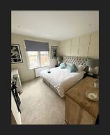 3 Bed Home - Sleeps 6, Garden, Pets and Very Central