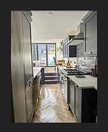 3 Bed Home - Sleeps 6, Garden, Pets and Very Central