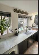 3 Bed Home - Sleeps 6, Garden, Pets and Very Central