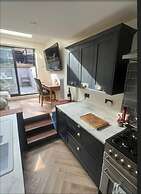 3 Bed Home - Sleeps 6, Garden, Pets and Very Central