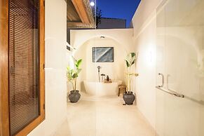 Canggu 400m Tobeach Escape 4br Designer Villa