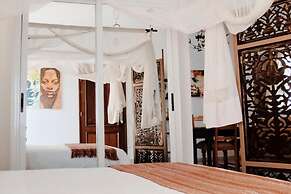 Loman Art House