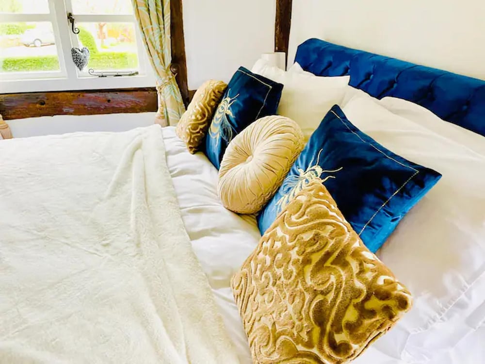 Log Burner and Beamed Ceilings-king Size Bed