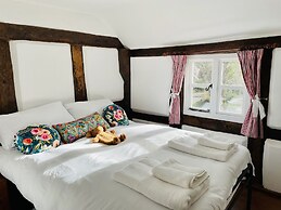 Log Burner and Beamed Ceilings-king Size Bed