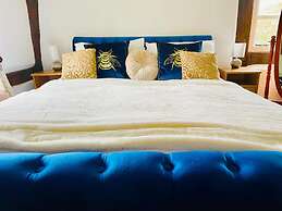 Log Burner and Beamed Ceilings-king Size Bed