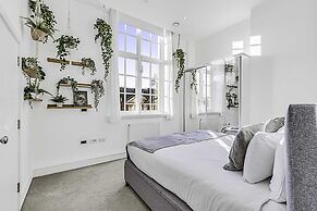 Vibrant 2-bed Flat: Acton's Best Stay!