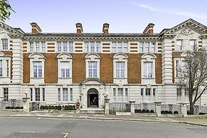 Vibrant 2-bed Flat: Acton's Best Stay!