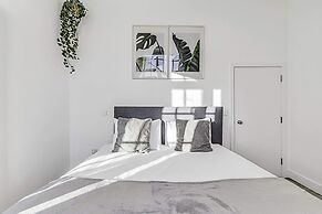 Vibrant 2-bed Flat: Acton's Best Stay!