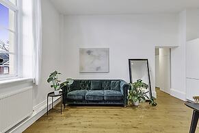 Vibrant 2-bed Flat: Acton's Best Stay!