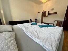 EasyStay 3BR shared Apt. Near Meidling