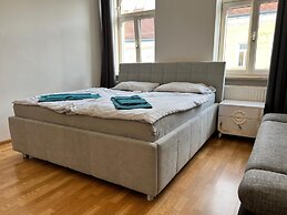 EasyStay 3BR shared Apt. Near Meidling
