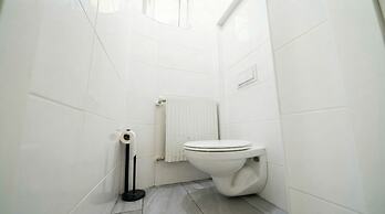 Quick Access to Vienna Center - Simple Private Rooms with WIFI