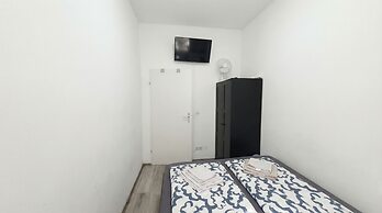 Quick Access to Vienna Center - Simple Private Rooms with WIFI