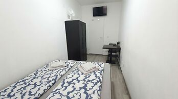 Quick Access to Vienna Center - Simple Private Rooms with WIFI