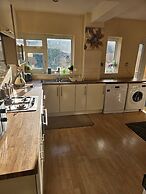 5-bed House With Separate Living Room