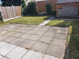 5-bed House With Separate Living Room