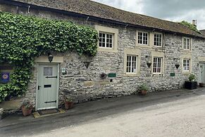 Stunning Cottage - 3 Bedrooms & 3 Bathrooms
