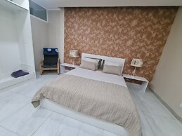 Guest House Sleeps 14 With Terrace