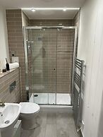Birmingham/solihull 1-bed Apt, Sleeps 3 w/ Parking