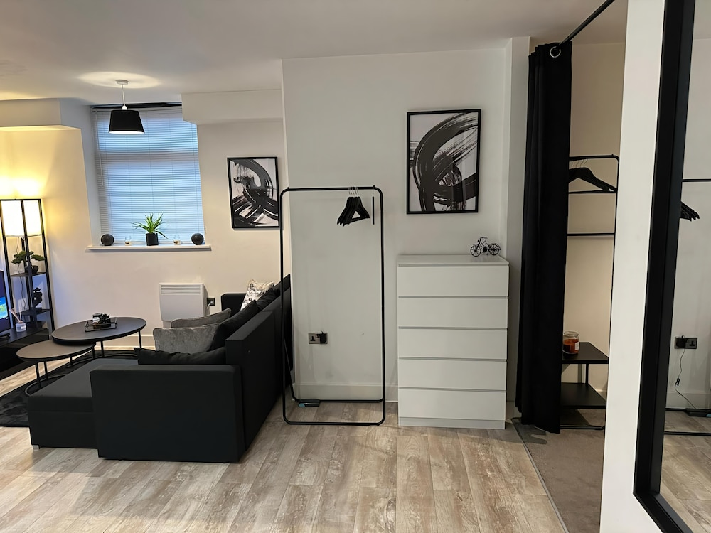 Birmingham/solihull 1-bed Apt, Sleeps 3 w/ Parking