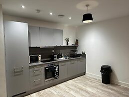 Birmingham/solihull 1-bed Apt, Sleeps 3 w/ Parking