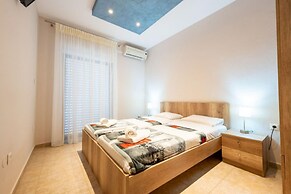 Milonas House Apartments