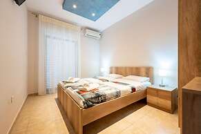 Milonas House Apartments