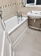Spacious 3-bed House With Free Parking