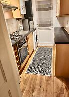 Spacious 3-bed House With Free Parking
