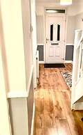 Spacious 3-bed House With Free Parking