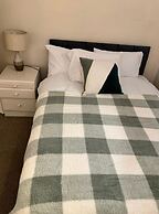 Spacious 3-bed House With Free Parking