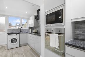 3 Bed House - Sleeps 5 - Garden - Parking