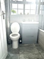 3 Bed House - Sleeps 5 - Garden - Parking