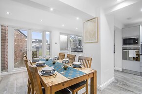 3 Bed House - Sleeps 5 - Garden - Parking