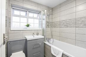 3 Bed House - Sleeps 5 - Garden - Parking