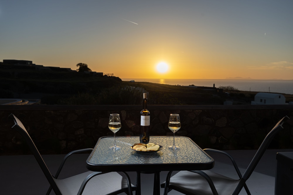 Nastram Suites Oia