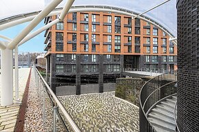 Designer Flat Near City Centre