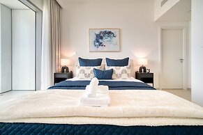 Classy Downtown 2BR w City View Balcony