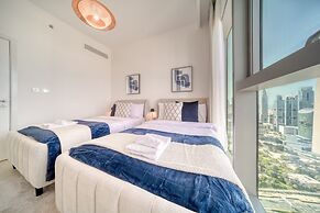 Classy Downtown 2BR w City View Balcony