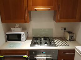2 Bed Flat - Sleeps 4 - Parking - Wifi