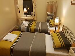 2 Bed Flat - Sleeps 4 - Parking - Wifi