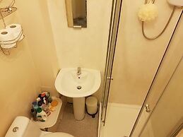 2 Bed Flat - Sleeps 4 - Parking - Wifi