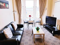 2 Bed Flat - Sleeps 4 - Parking - Wifi