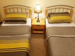 2 Bed Flat - Sleeps 4 - Parking - Wifi