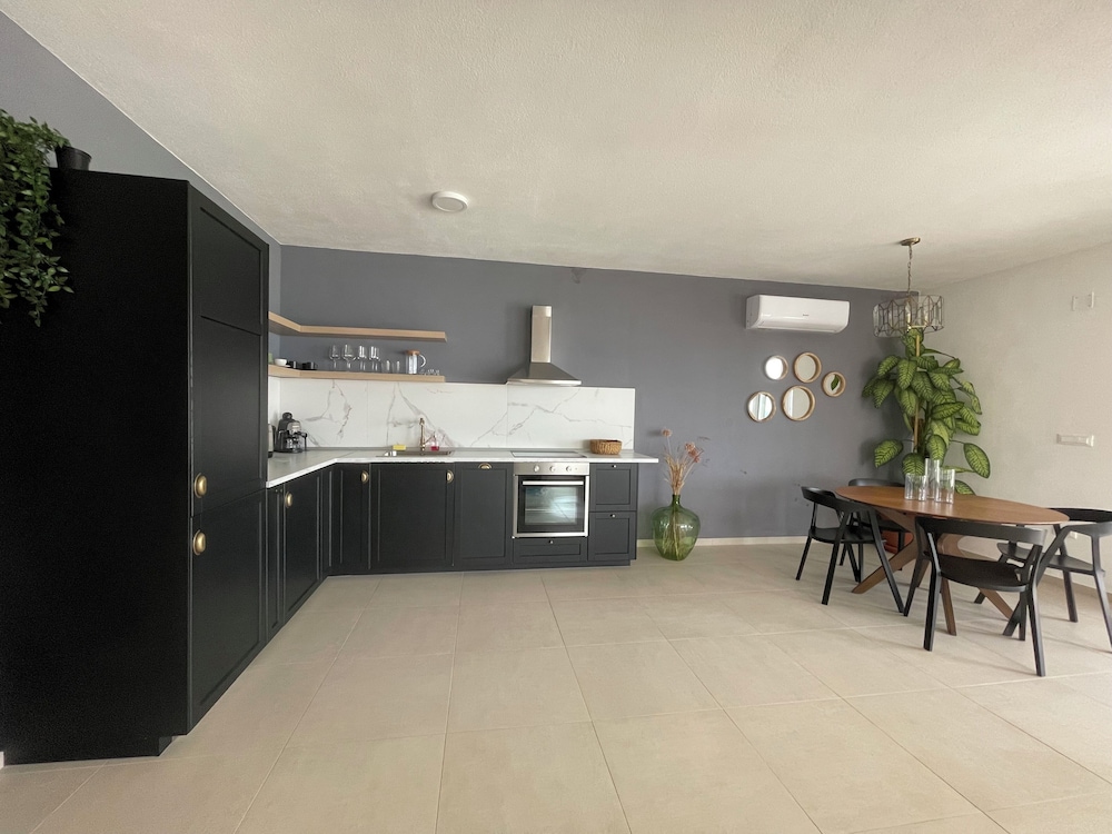 Exclusive Seafront Suites with hot tub