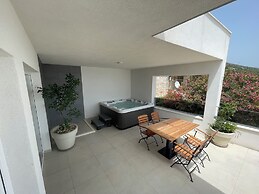 Exclusive Seafront Suites with hot tub